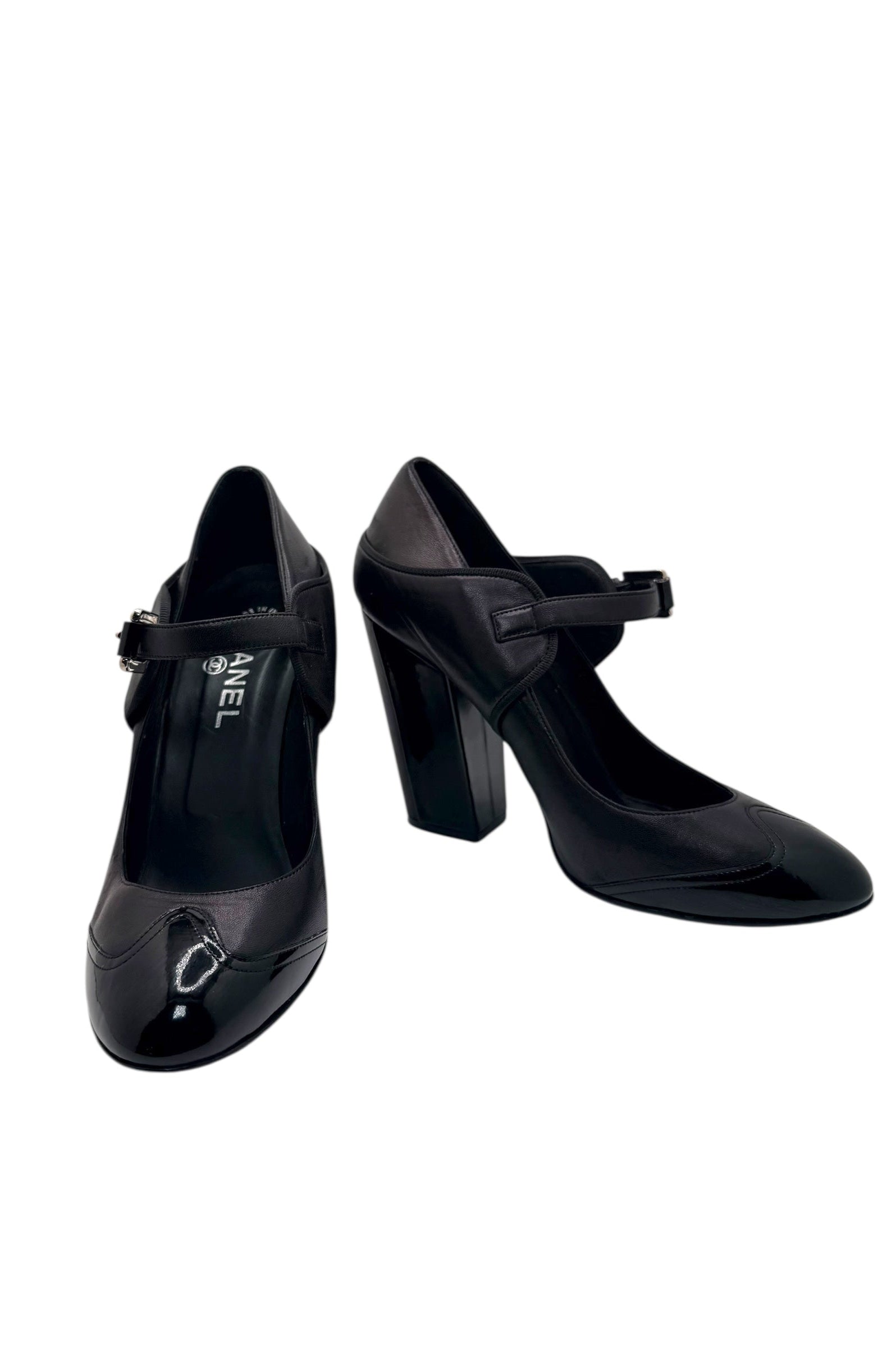 Chanel black and brown leather Mary Jane pumps with patent toe and chunky block heel, front angled view, size 39, made in Italy.