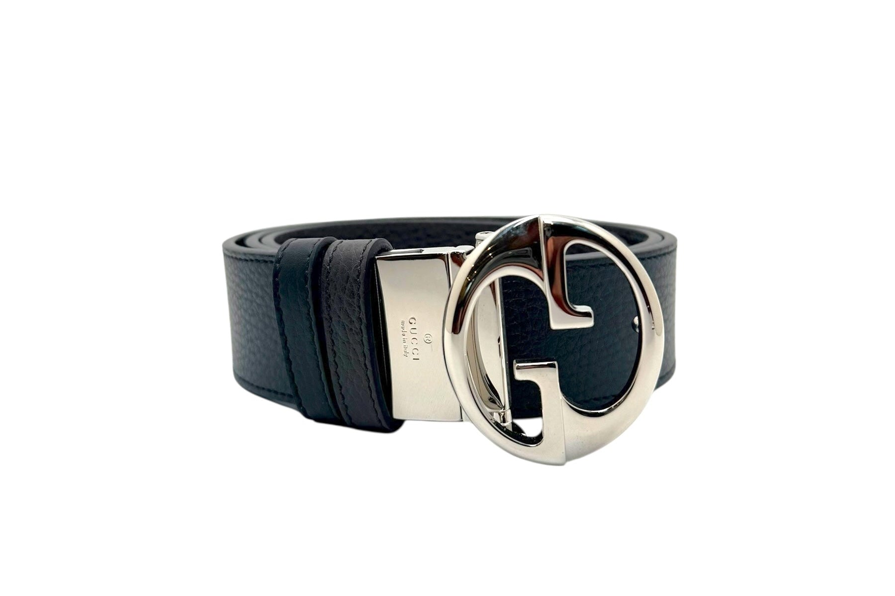 Front view of authentic Gucci black grained leather belt featuring polished silver Interlocking G buckle, Alessandro Michele era, made in Italy.