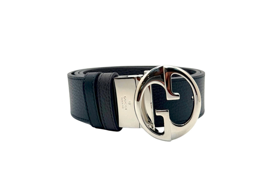 Front view of authentic Gucci black grained leather belt featuring polished silver Interlocking G buckle, Alessandro Michele era, made in Italy.