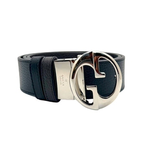 Front view of authentic Gucci black grained leather belt featuring polished silver Interlocking G buckle, Alessandro Michele era, made in Italy.