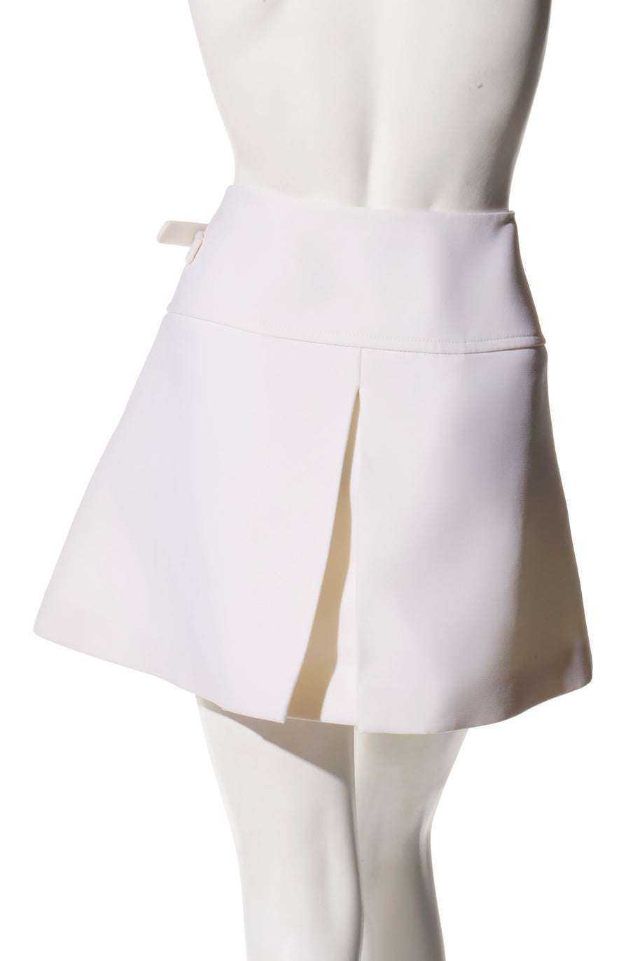 Back view of the Louis Vuitton Spring/Summer 2019 white mini skirt featuring the structured paneling and center back pleat.