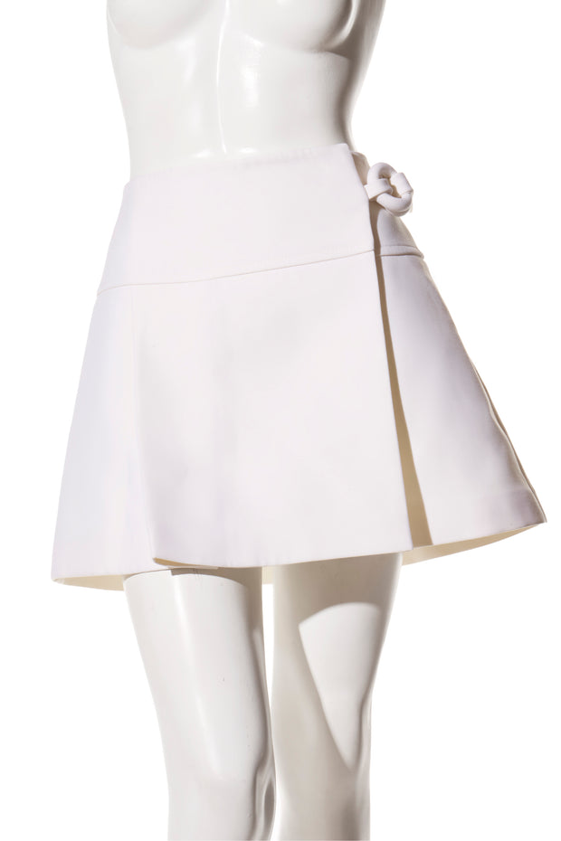 Front view of the Louis Vuitton Spring/Summer 2019 white mini skirt in size FR 36, showing the high-waisted A-line silhouette and sculptural ring fastening detail.