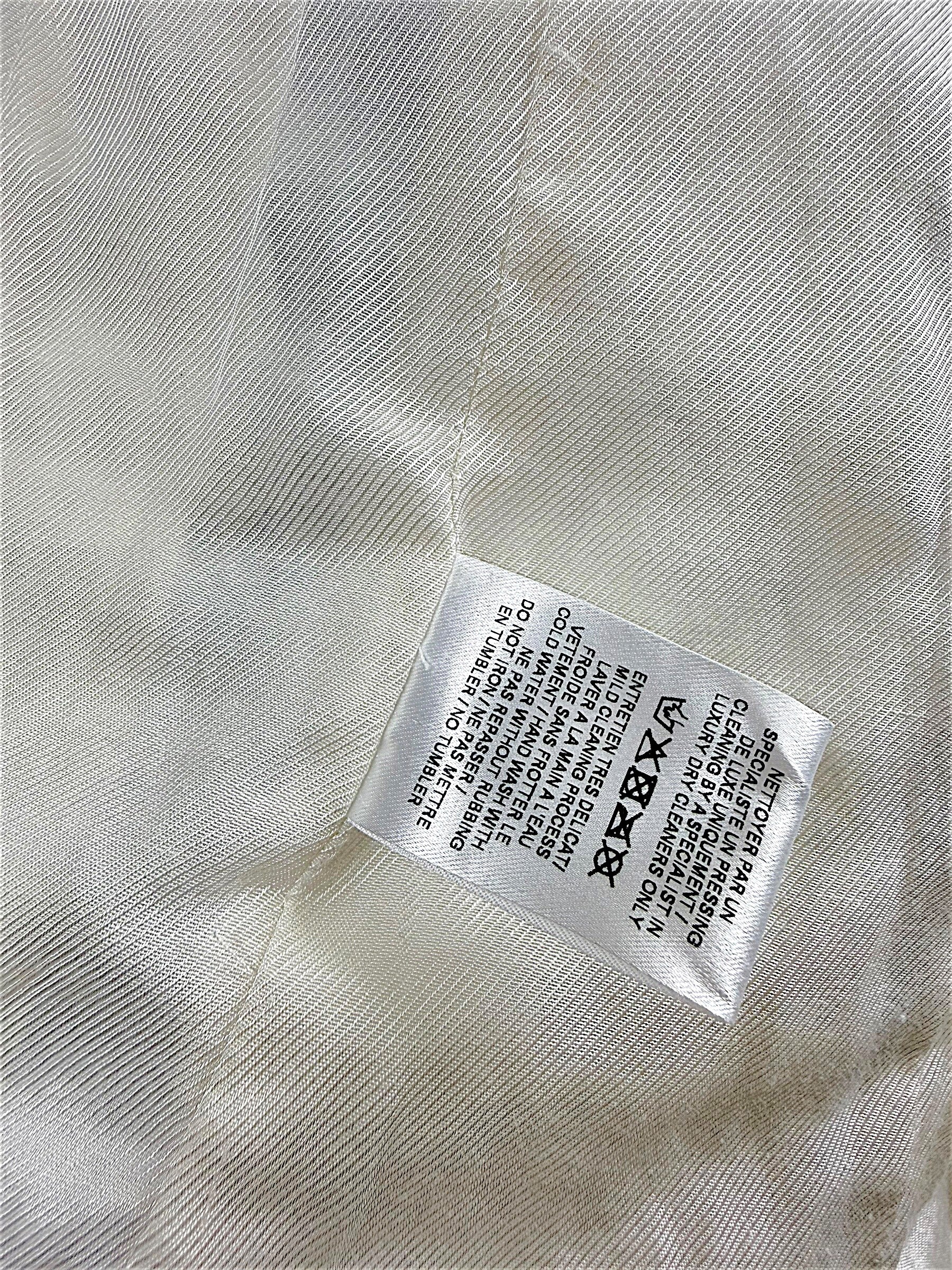 holographic-jacket-care-label.jpg
Balmain Fall Winter 2018 Look 8 holographic silver jacket interior care and cleaning instruction label