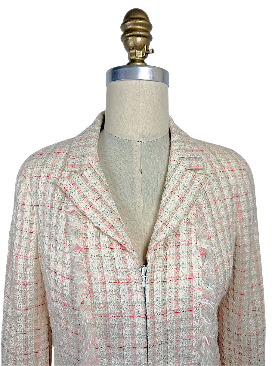 Close-up of Chanel Cruise 2004 fantasy tweed jacket showing textured ivory bouclé, concealed zip closure, frayed trim and tailored notched collar.