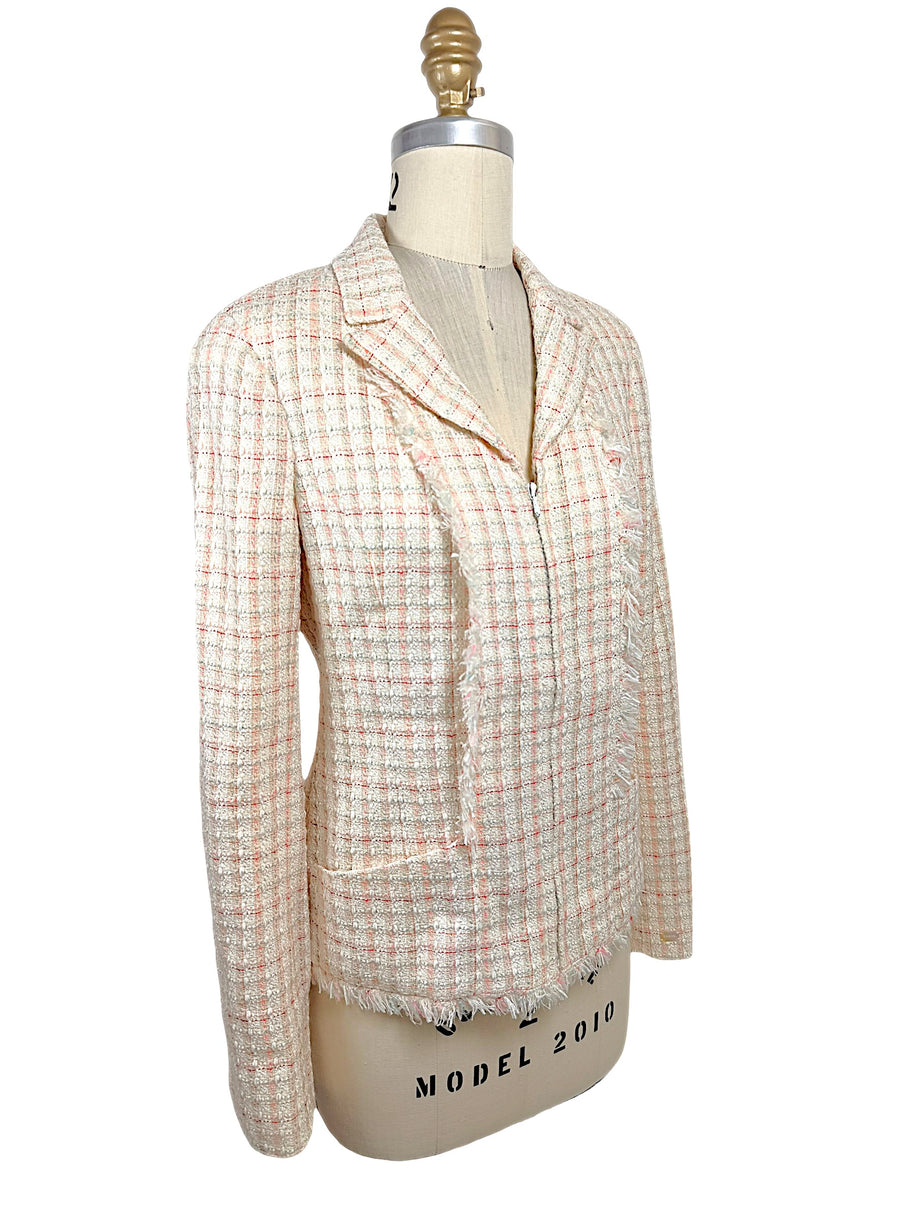 Three-quarter front view of Chanel Cruise 2004 ivory fantasy tweed jacket with hidden zip closure, patch pockets and textured bouclé weave.