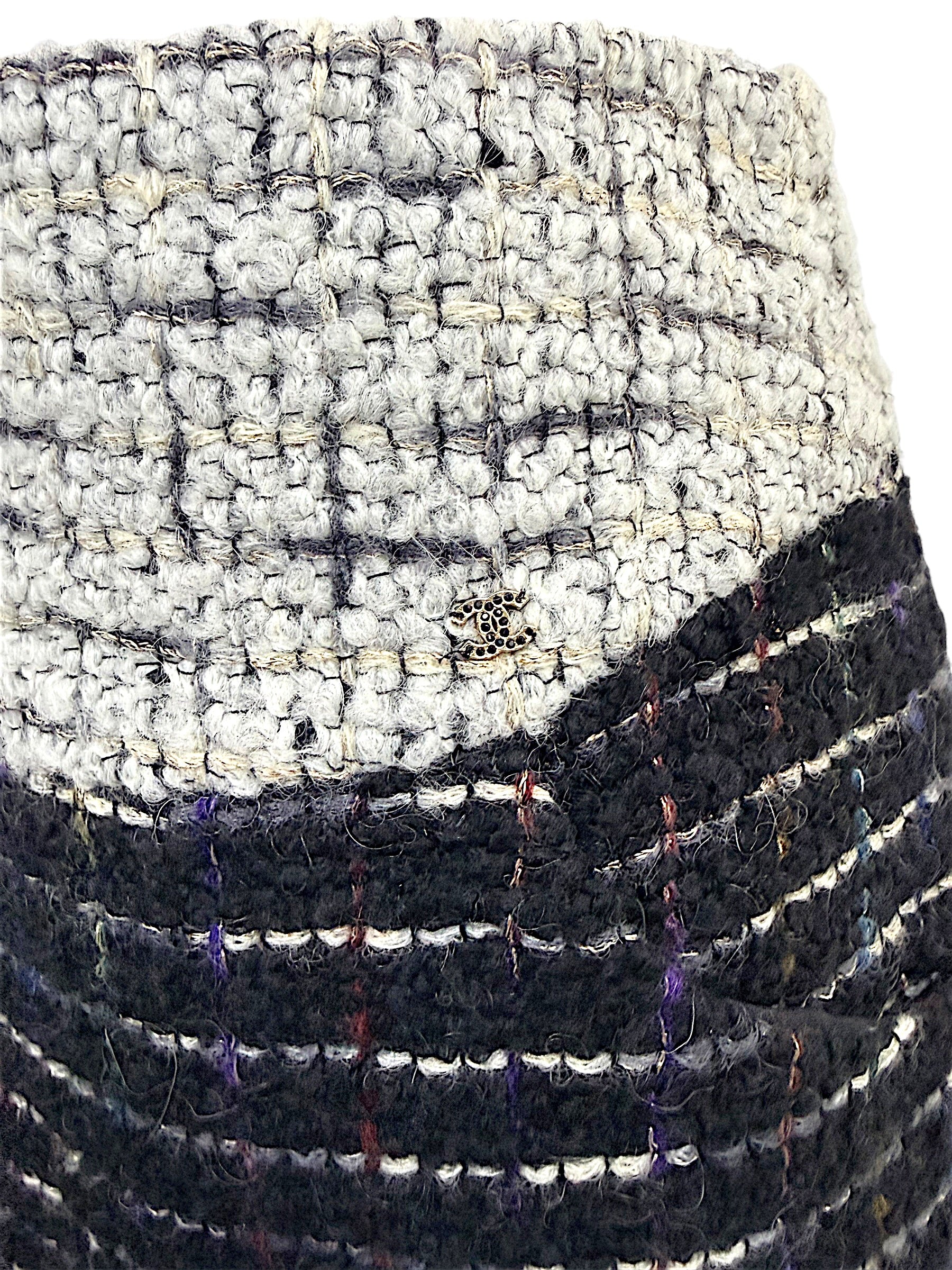 Close-up of the discreet Chanel CC logo hardware at the ivory bouclé waistband on the Fall 2009 Runway Look 22 skirt.
