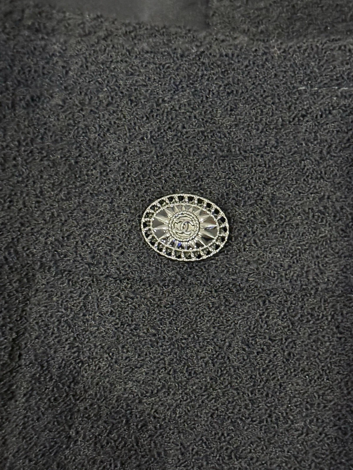Chanel Fall Winter 2007-2008 skirt suit decorative button close-up