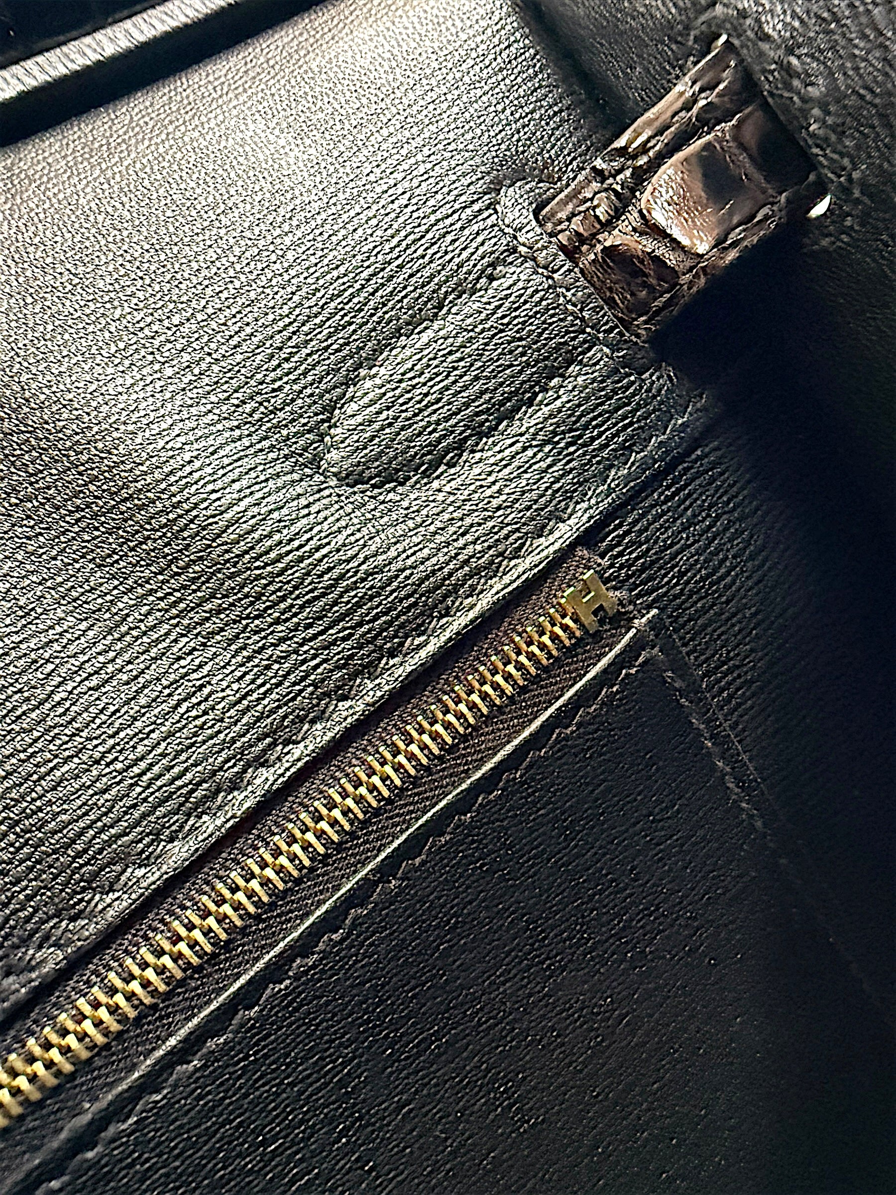 Detailed interior zip pocket and black leather lining inside Hermès Birkin 30 Sellier crocodile handbag