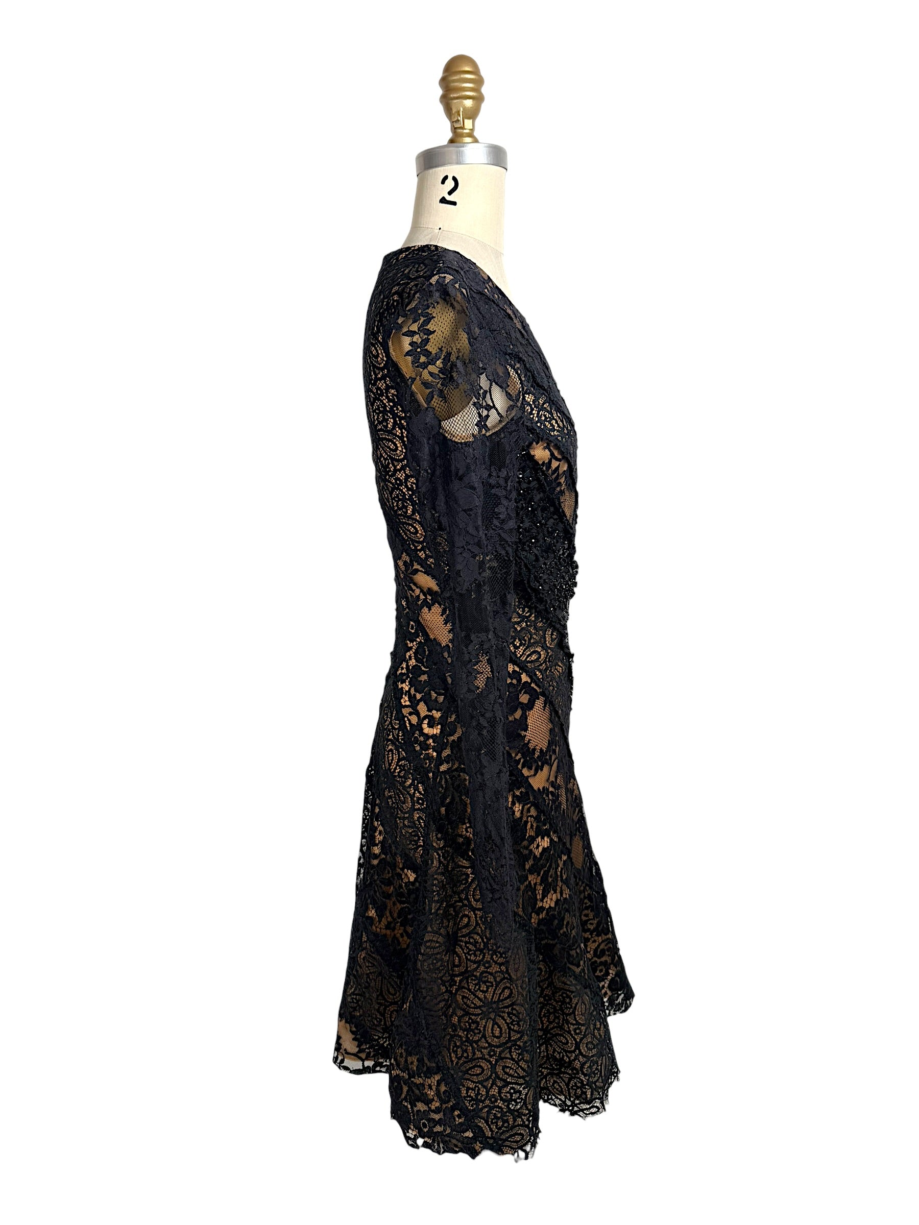 Oscar de la Renta lace dress side profile silhouette