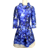 Oscar de la Renta Pre-Fall 2014 blue abstract print dress featuring a sculptural portrait collar, three-quarter sleeves, fitted bodice, front pockets, and softly flared skirt, front view.