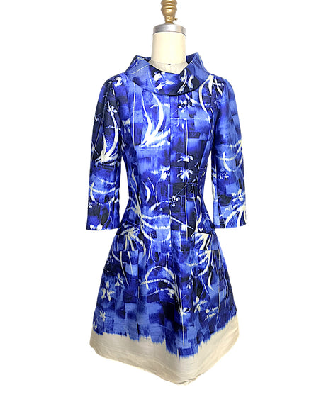 Oscar de la Renta Pre-Fall 2014 blue abstract print dress featuring a sculptural portrait collar, three-quarter sleeves, fitted bodice, front pockets, and softly flared skirt, front view.