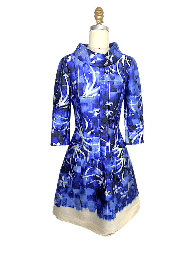 Oscar de la Renta Pre-Fall 2014 blue abstract print dress featuring a sculptural portrait collar, three-quarter sleeves, fitted bodice, front pockets, and softly flared skirt, front view.