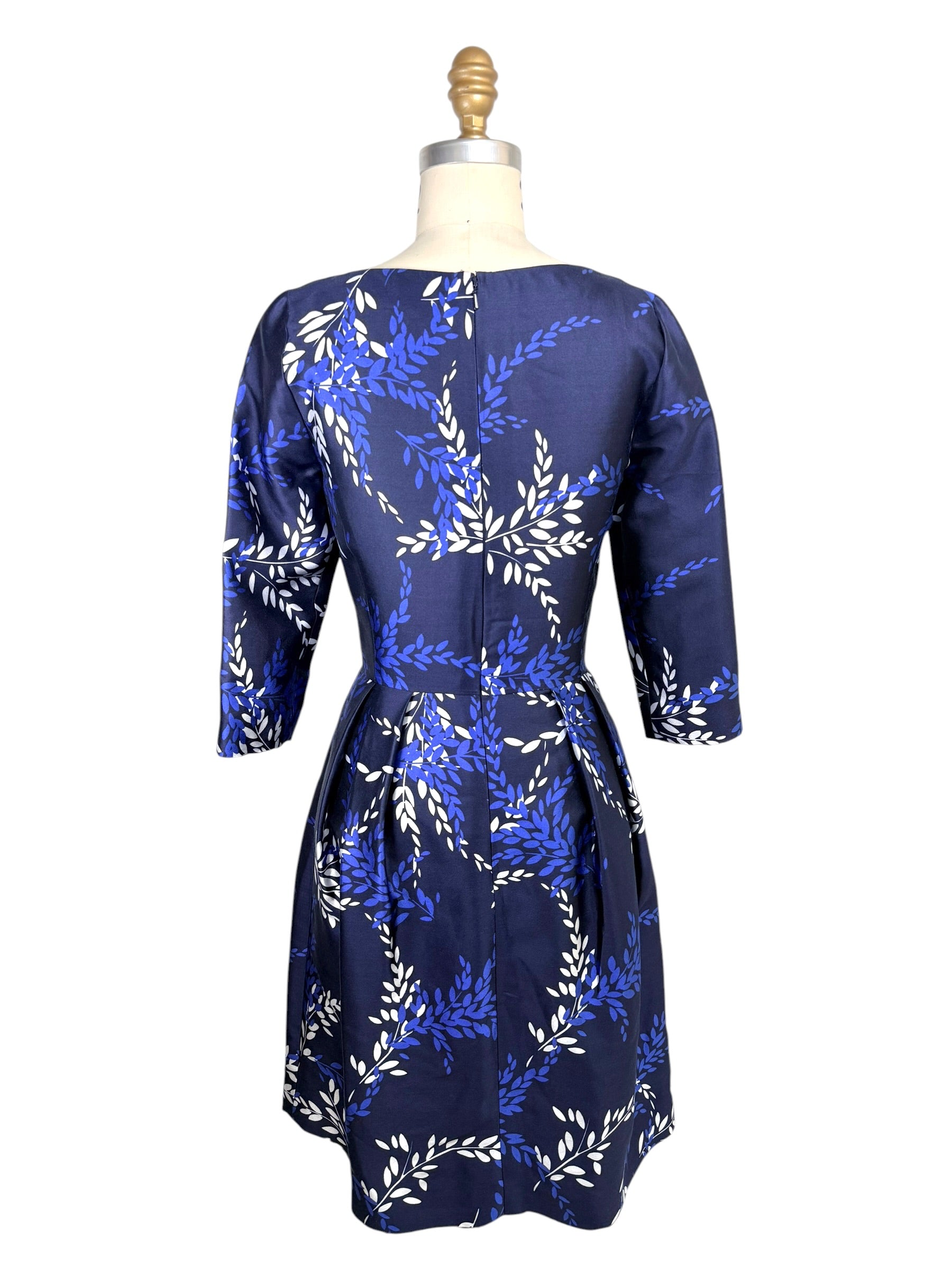 Back view of Oscar de la Renta Pre-Fall 2017 navy cocktail dress featuring structured silhouette and laurel print