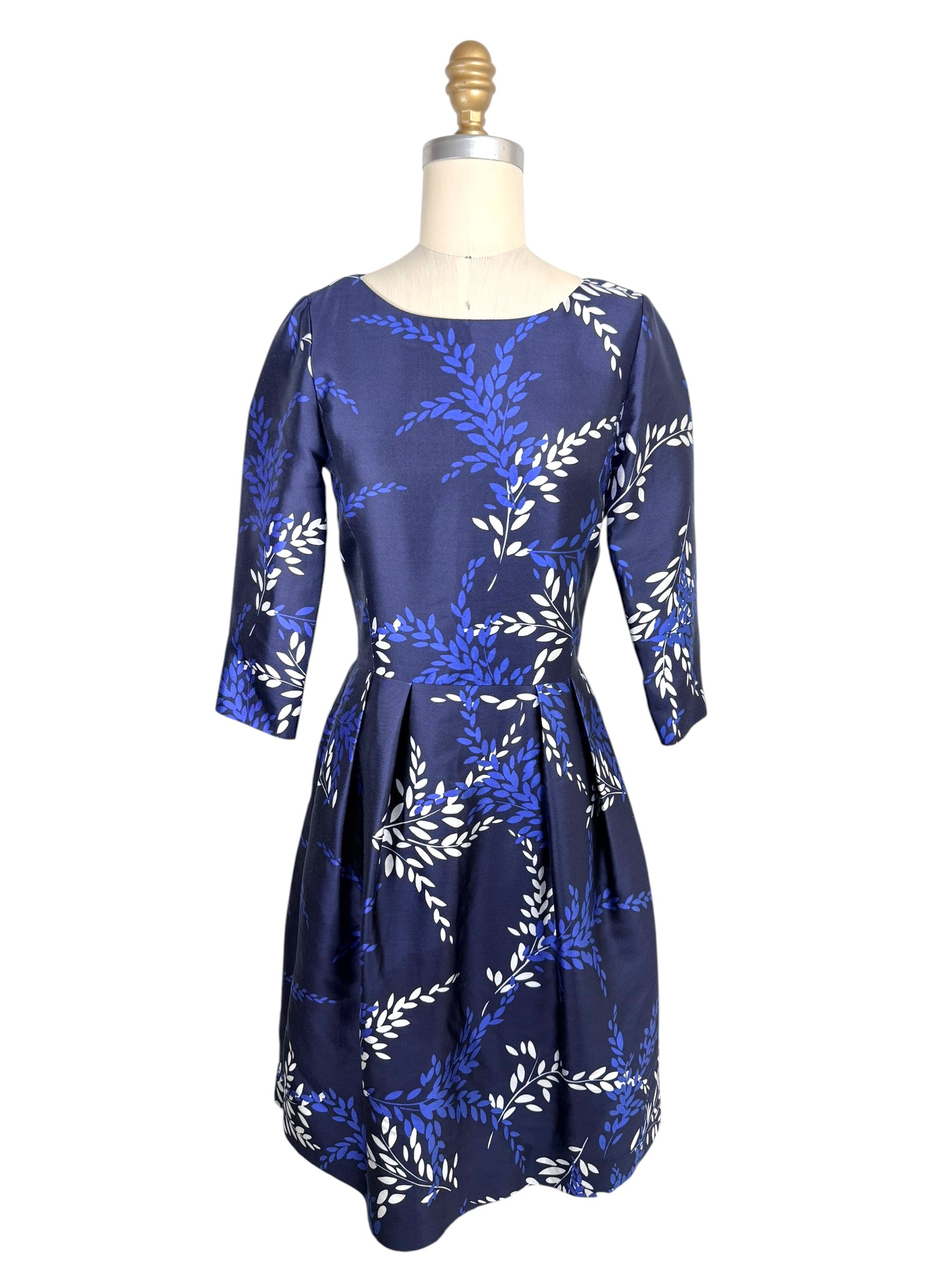 Oscar de la Renta Pre-Fall 2017 navy silk blend cocktail dress with cobalt blue and ivory laurel print front view